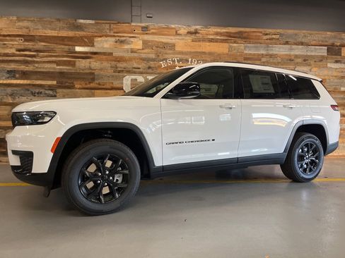 New 2025 Jeep Grand Cherokee L Altitude image 17