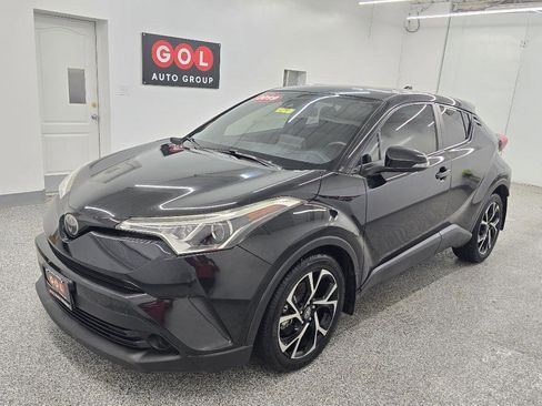 Used 2019 Toyota C-HR XLE FWD image 4