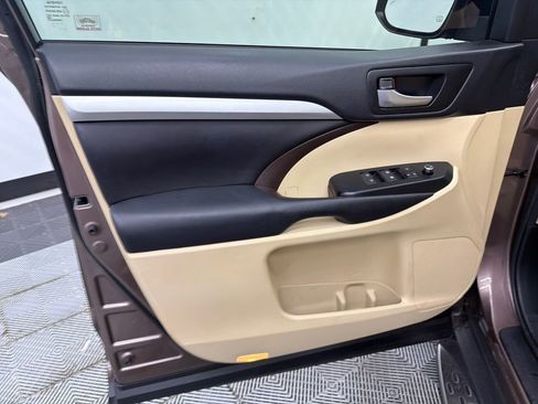 Used 2017 Toyota Highlander XLE image 11