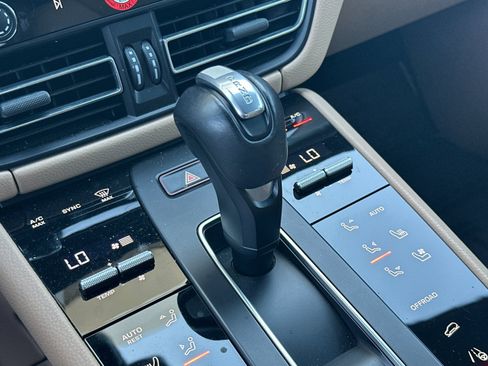 Used 2024 Porsche Macan AWD/4WD image 21