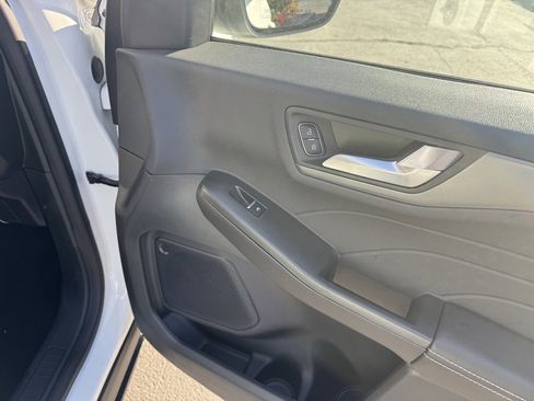 Used 2024 Ford Escape SE image 42