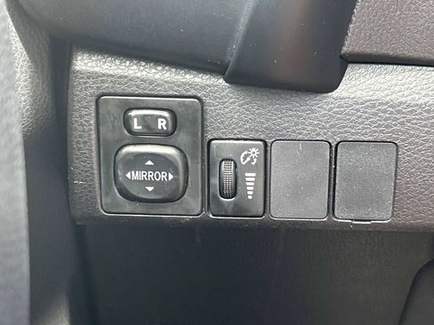 Used 2018 Toyota Corolla LE FWD image 19