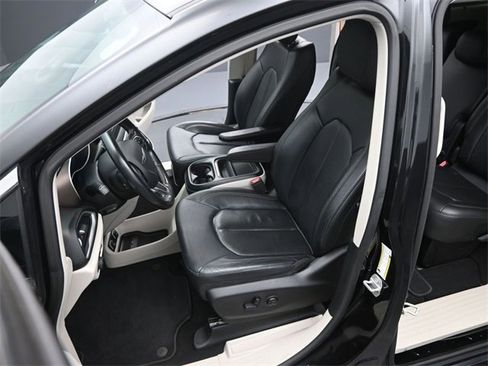Used 2019 Chrysler Pacifica Touring-L image 11