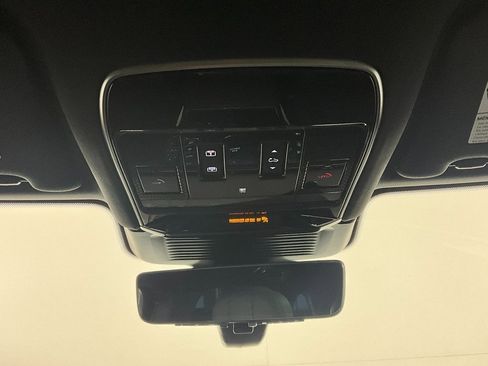 Used 2025 Land Rover Range Rover Sport Dynamic SE image 13