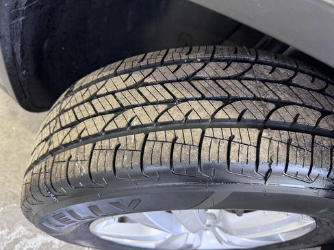 Used 2013 Volkswagen Tiguan S image 11