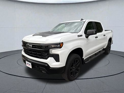 Used 2025 Chevrolet Silverado 1500 LT Trail Boss w/ Dark Appearance Package AWD/4WD image 9