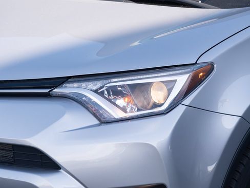 Used 2017 Toyota RAV4 XLE AWD/4WD image 19