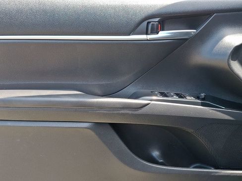 Used 2019 Toyota Camry SE FWD image 12