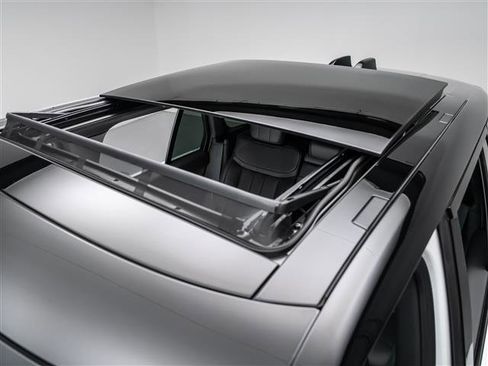 Used 2025 Land Rover Range Rover SE image 13