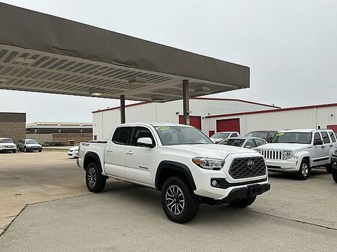 Used 2022 Toyota Tacoma TRD Off-Road AWD/4WD image 3