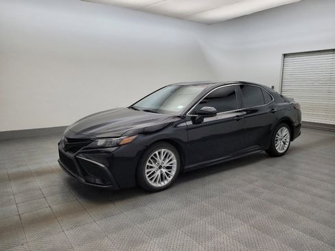 Used 2021 Toyota Camry SE w/ Carpet Mat Package (TMS) FWD image 2