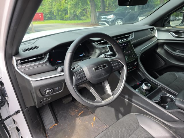 Used 2025 Jeep Grand Cherokee Altitude RWD image 14