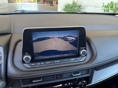 Used 2025 Nissan Rogue SV FWD image 25