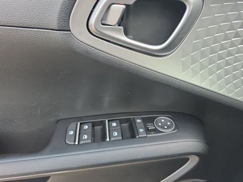 Used 2025 Kia Soul LX w/ LX Technology Package FWD image 19