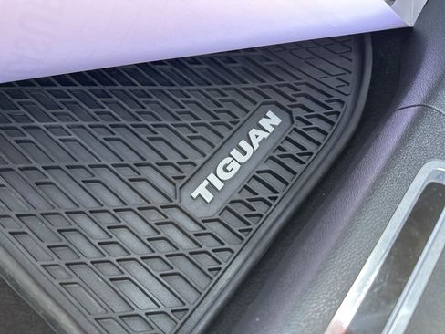 Certified 2022 Volkswagen Tiguan SEL R-Line image 40