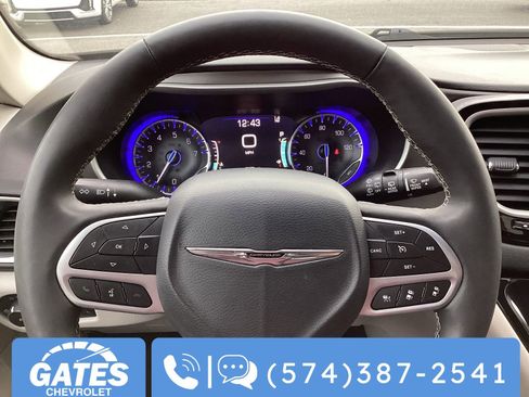 Used 2023 Chrysler Pacifica Touring-L image 33