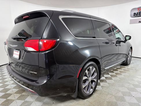Used 2017 Chrysler Pacifica Limited w/ UConnect Theater Package FWD image 4
