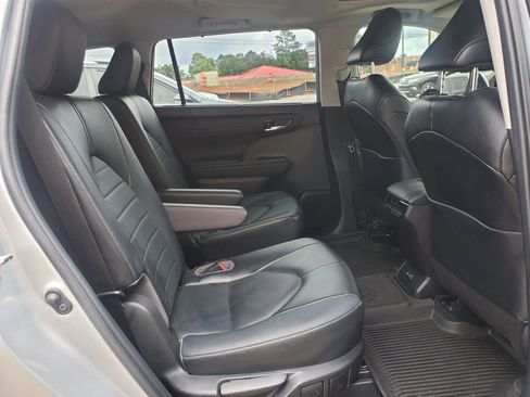 Used 2022 Toyota Highlander XLE FWD image 27