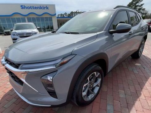 Used 2025 Chevrolet Trax LT w/ Driver Confidence Package image 5