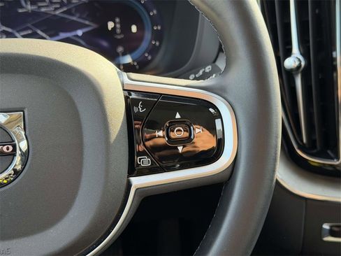 Used 2025 Volvo XC60 B5 Plus image 10