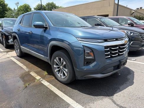 Used 2025 Chevrolet Equinox LT w/ Safety and Technology Package FWD image 2