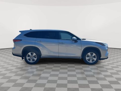 Used 2023 Toyota Highlander LE AWD/4WD image 4