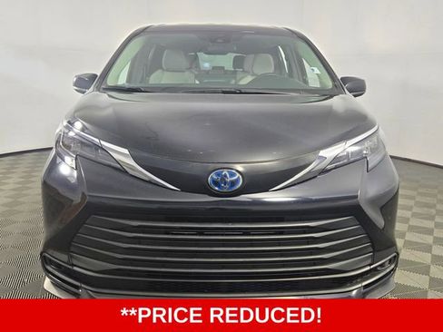 Used 2025 Toyota Sienna LE image 2