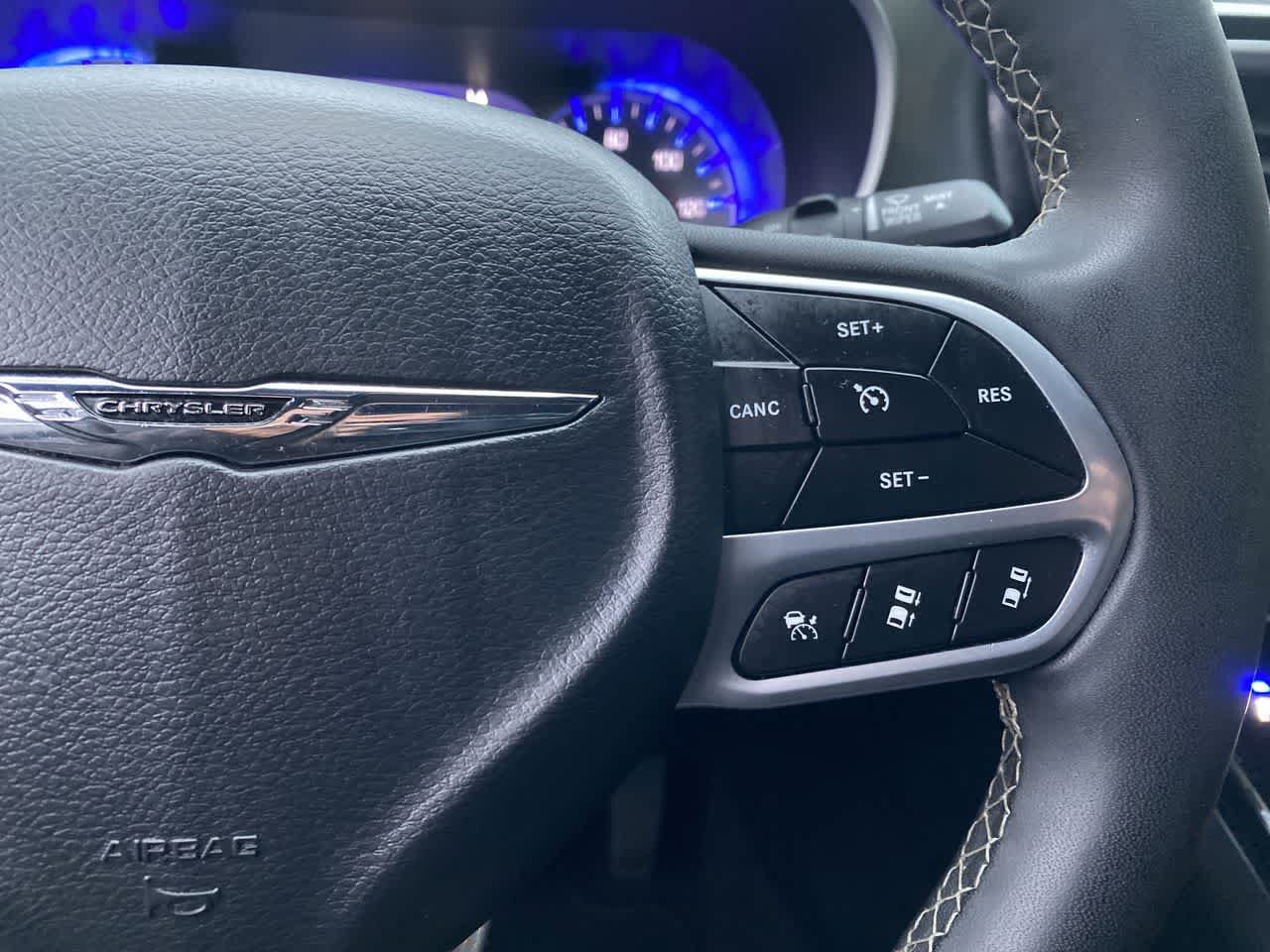 Used 2025 Chrysler Pacifica Select FWD image 21