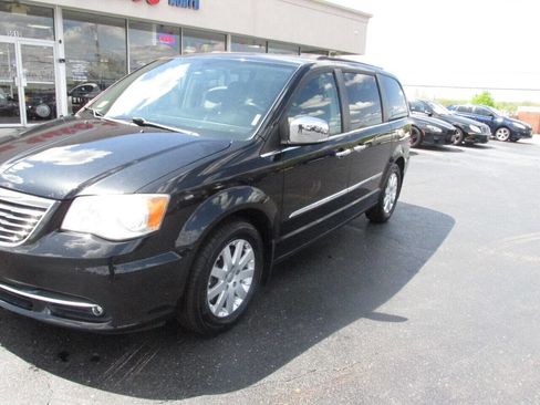 Used 2012 Chrysler Town & Country Touring-L w/ Driver Convenience Group image 38