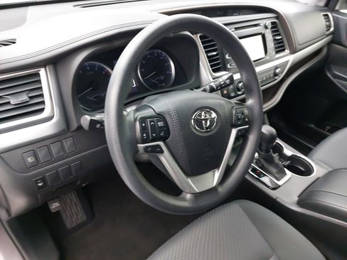 Used 2019 Toyota Highlander LE FWD image 4