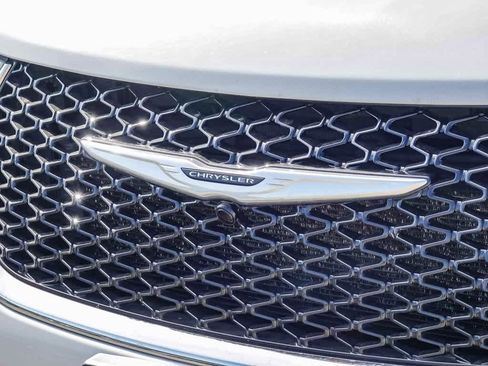 Certified 2023 Chrysler Pacifica Touring-L image 6