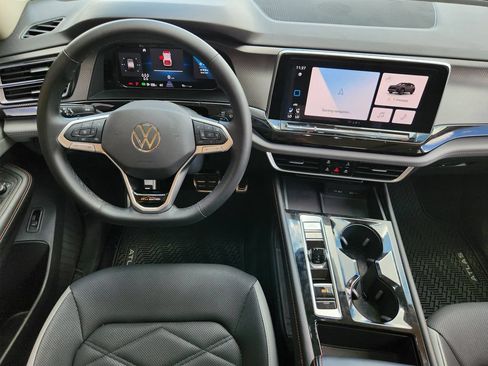 Used 2024 Volkswagen Atlas Peak Edition SE AWD/4WD image 28