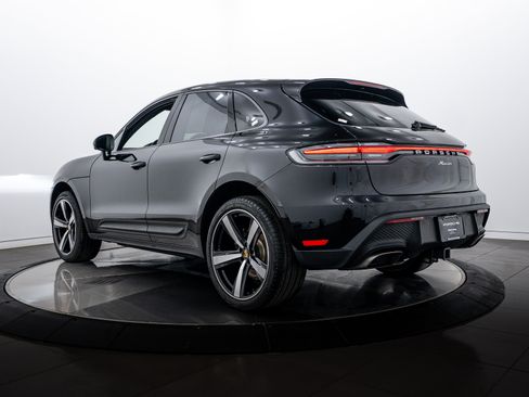 Certified 2025 Porsche Macan image 3