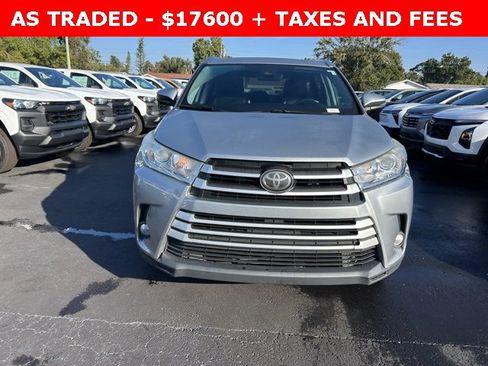 Used 2018 Toyota Highlander XLE image 2