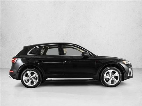 Used 2023 Audi Q5 2.0T Prestige w/ Prestige Package image 4