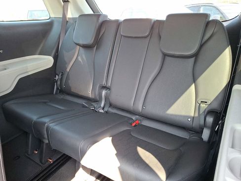 Used 2024 Kia Carnival LX FWD image 9