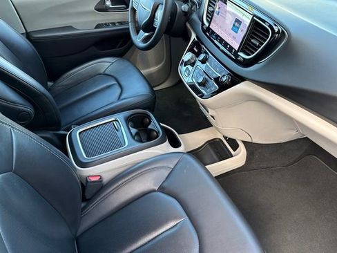 Used 2024 Chrysler Pacifica Touring-L image 18