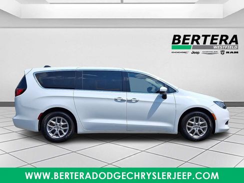 Used 2022 Chrysler Voyager LX FWD image 7