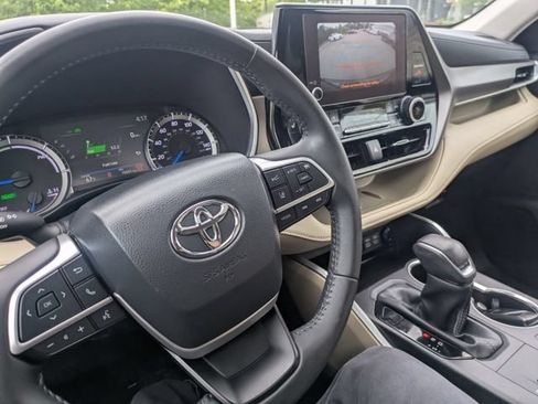 Used 2024 Toyota Highlander XLE AWD/4WD image 36
