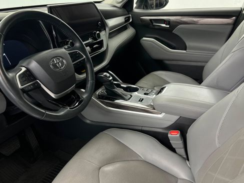 Used 2023 Toyota Highlander Platinum FWD image 16
