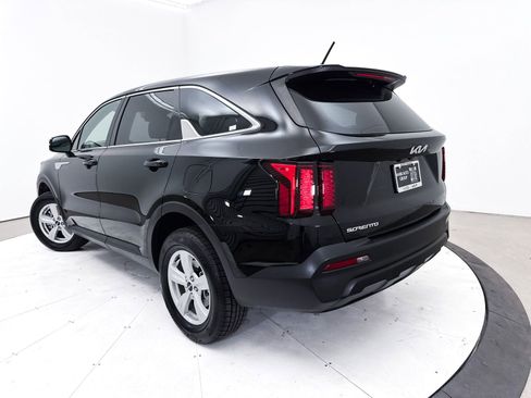 Used 2023 Kia Sorento LX image 2