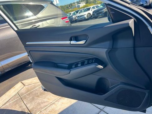 Used 2023 Nissan Altima 2.5 SV w/ SV Premium Package AWD/4WD image 19