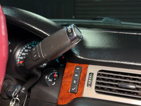 Used 2013 Chevrolet Avalanche LTZ image 41