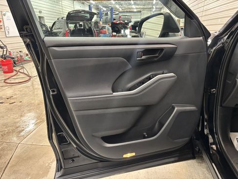 Used 2023 Toyota Highlander LE image 9