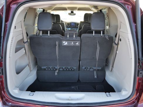 Used 2017 Chrysler Pacifica Touring-L image 18