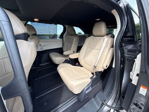 Used 2023 Toyota Sienna XLE FWD image 16