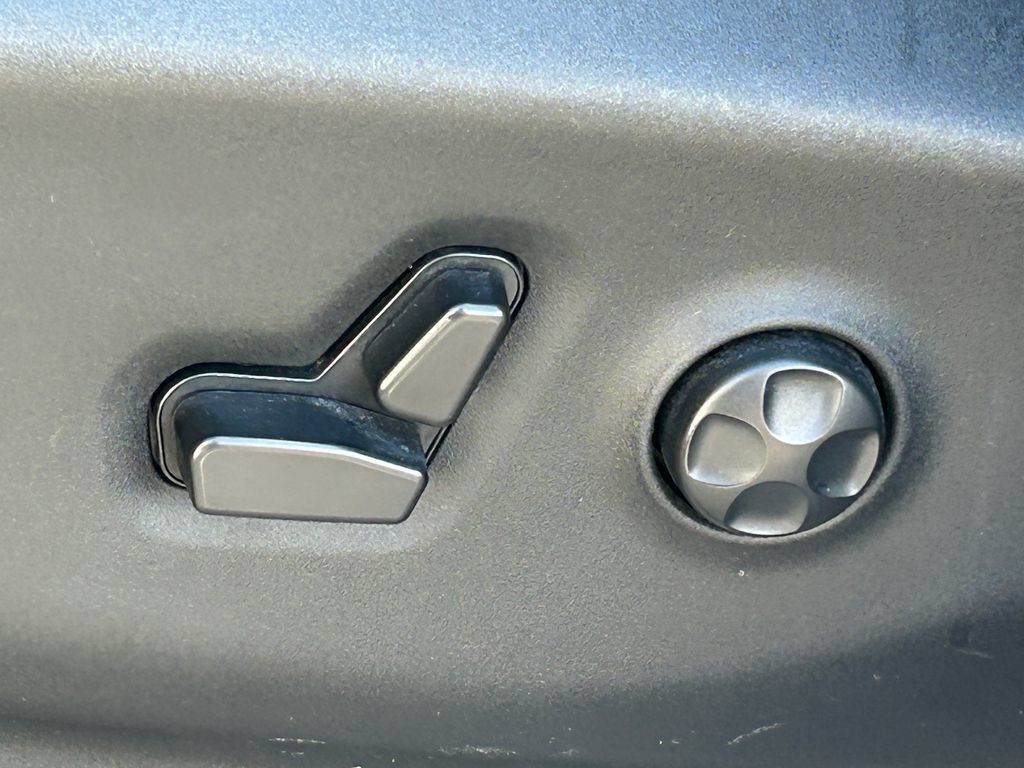 Used 2018 Chrysler Pacifica Touring-L FWD image 26