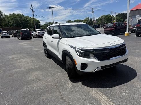 Used 2024 Kia Seltos EX AWD/4WD image 3