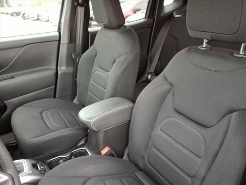 Certified 2022 Jeep Renegade Latitude AWD/4WD image 9