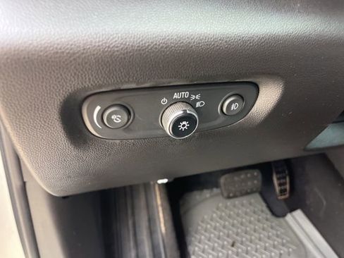 Used 2021 Chevrolet Traverse LT FWD image 13